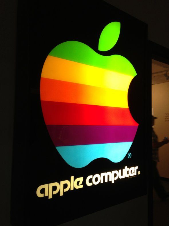 when-you-walk-in-youre-greeted-by-this-vintage-apple-sign
