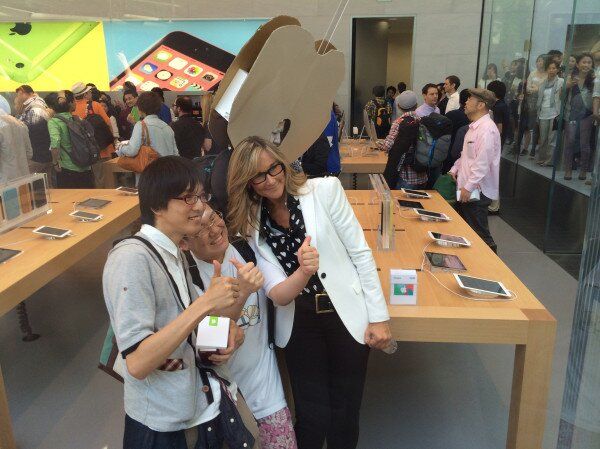 photo of How Tim Cook persuaded Angela Ahrendts to join Apple image