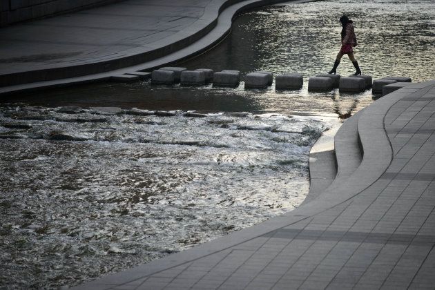 photo of Water way to charge your iPhone: Seoul installs hydroelectric charging points image