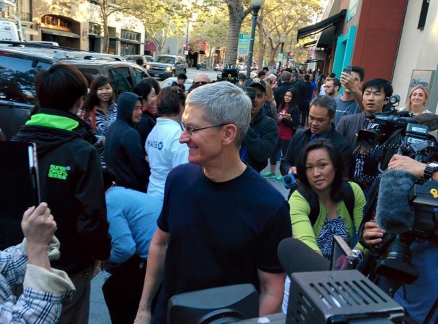 Bild zu «Tim Cook am iPhone-6-Launch in Palo Alto»