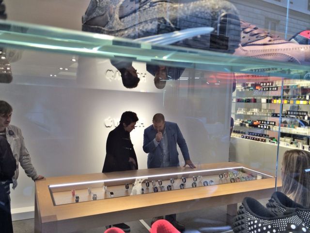 photo of Jony Ive and Marc Newson show off Apple Watch to crowds at Paris Fashion Week image