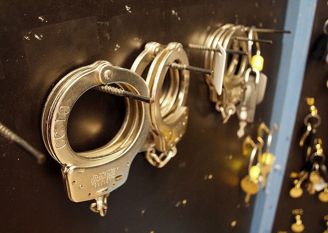 photo of Apple locks up top execs until 2019 with $27M golden handcuffs image