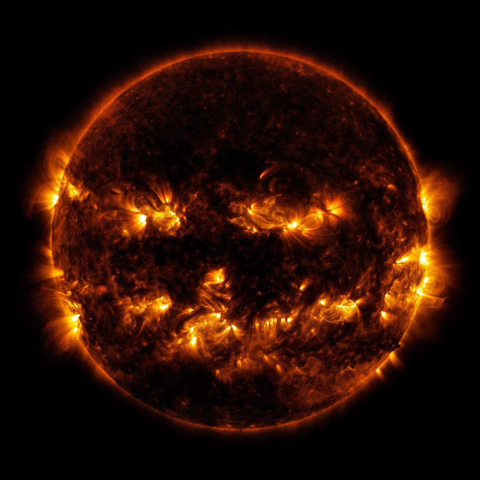 NASA captures Halloween cheer with jack-o'-lantern sun | Cult of Mac