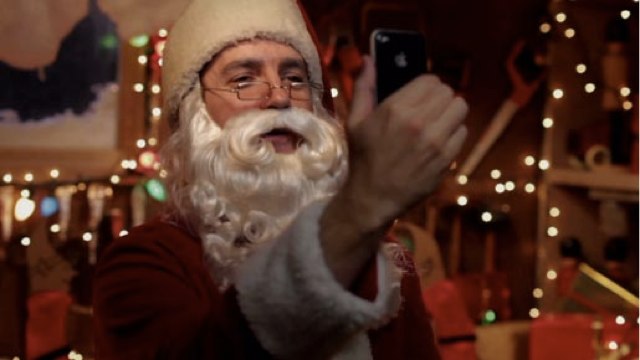santa-uses-iphone-4