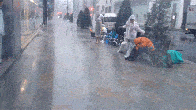 Japanese iPhone 5s Line-Sitters Get Blasted By A Typhoon | Cult of Mac