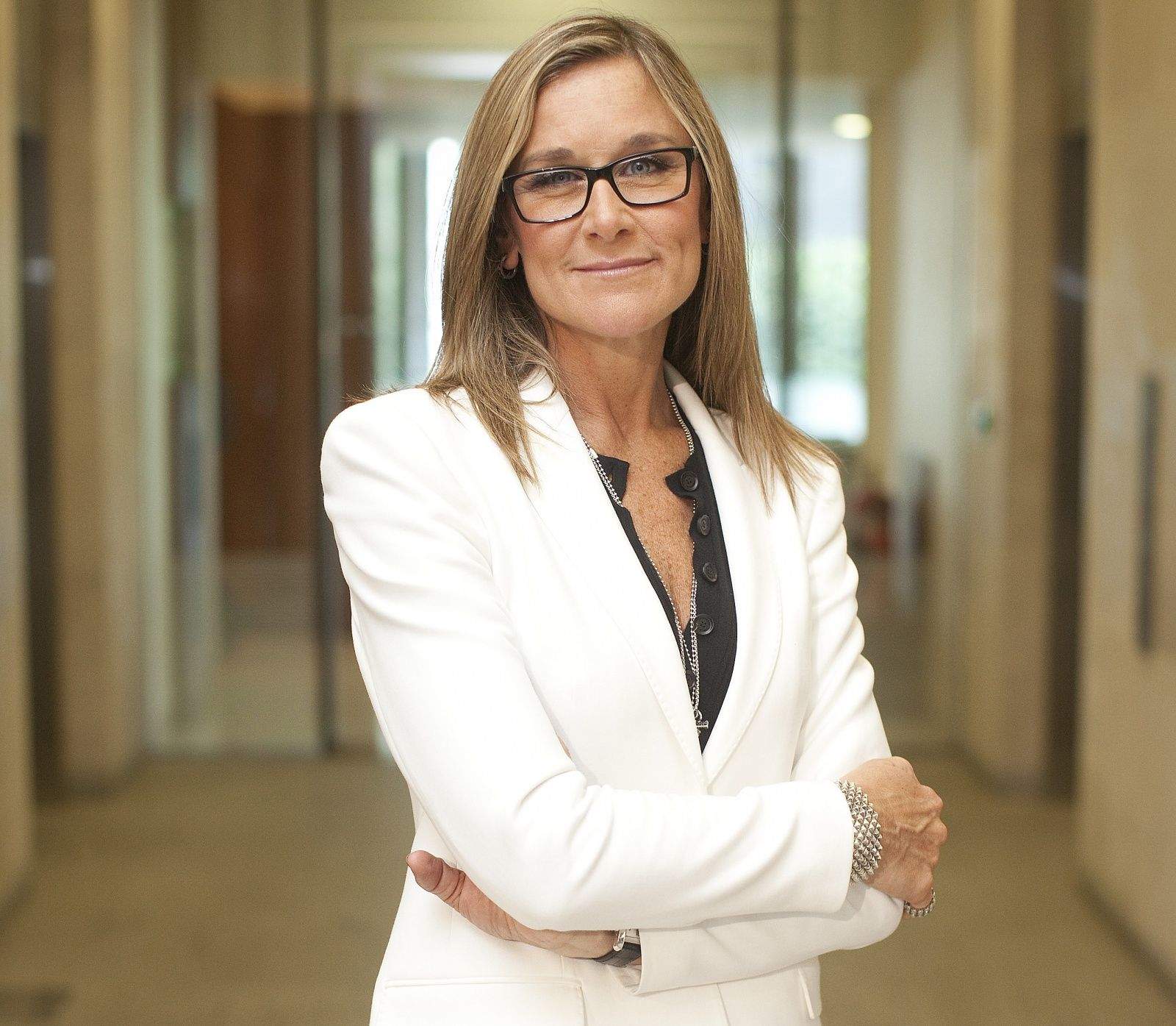 Underholde Enumerate hvor som helst Why Angela Ahrendts Is Stalling Apple: Money | Cult of Mac