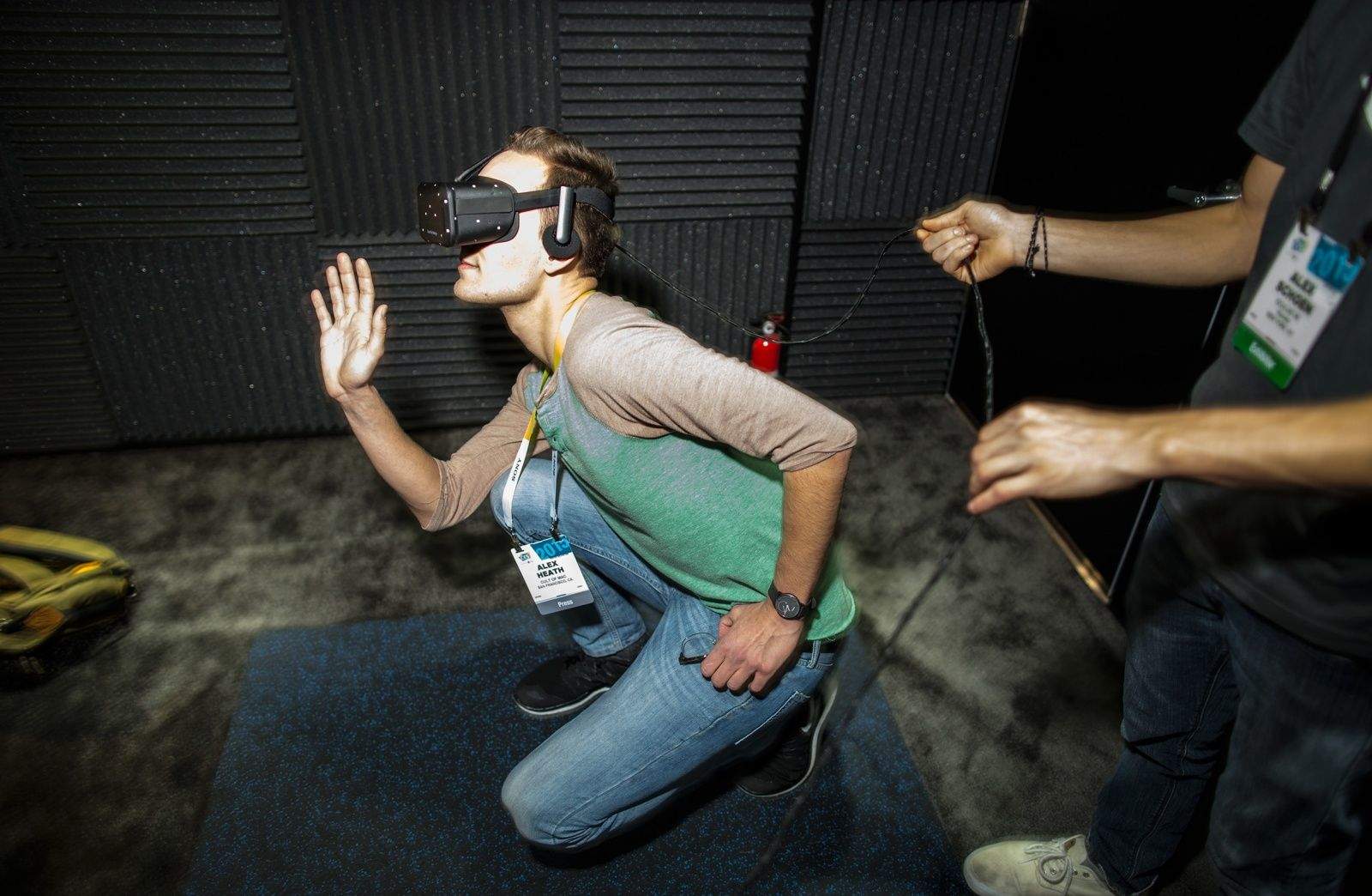 Alex Heath gets down in the Oculus booth. Photo: Jim Merithew/Cult of Mac