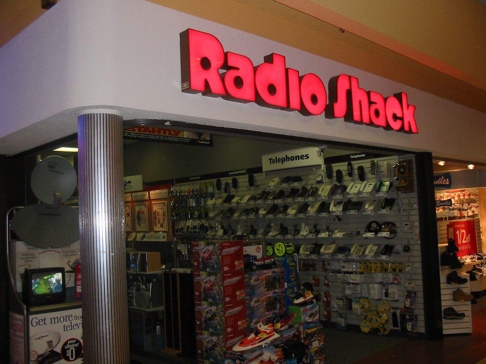 Killed by Apple RadioShack could become Amazon .com Shack