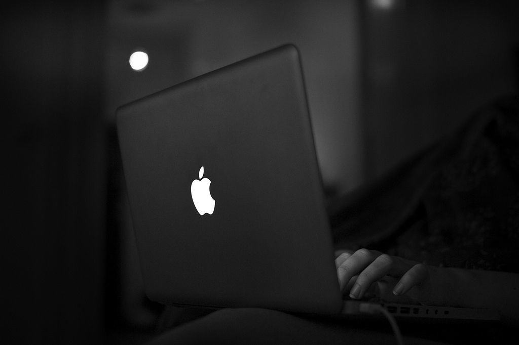 Does The Apple Logo Light Up On Macbook Pro 2018 Apple Poster