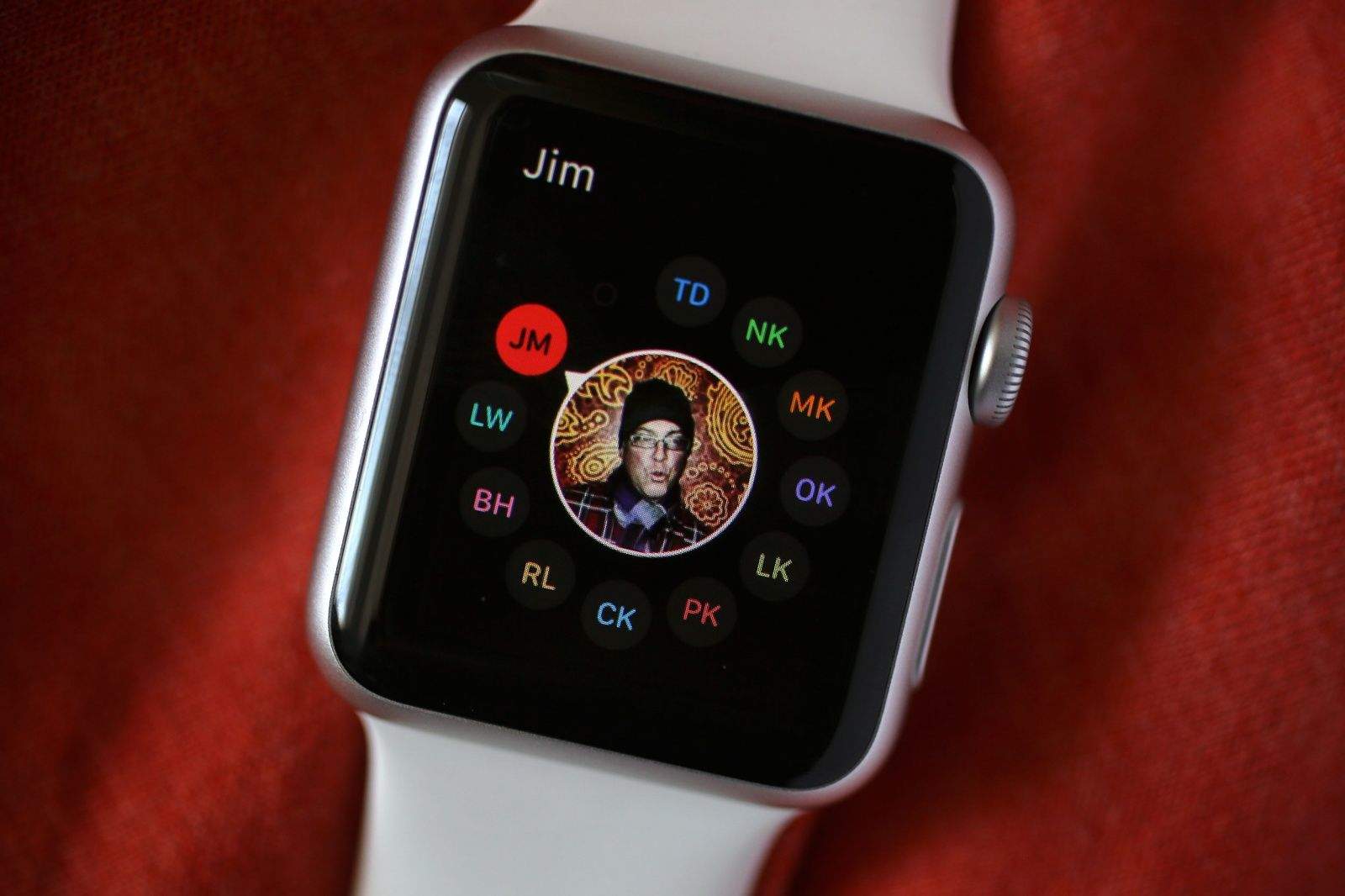 How to set up your Apple Watch Friends screen - 1600 x 1066 jpeg 85kB