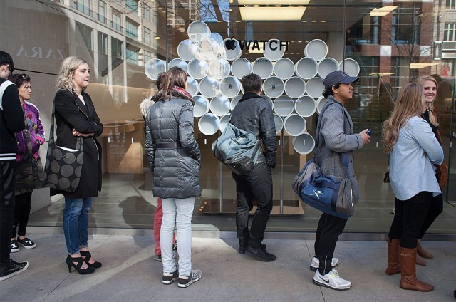 A line of Apple customers, who had registered for appointments to try on the Apple Watch, wait for the doors to open at the downtown Chicago store. Photo: David Pierini/Cult of Mac