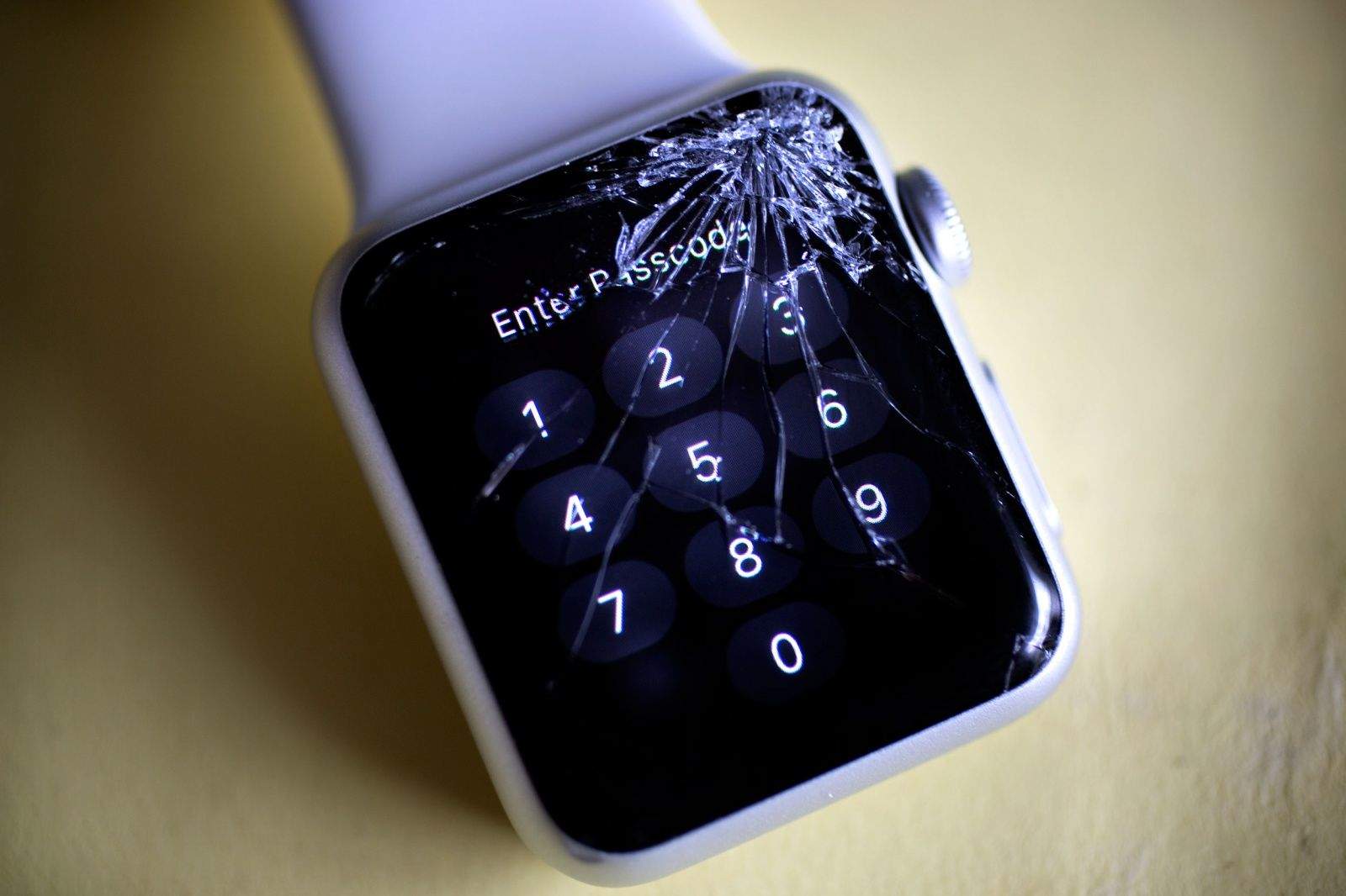 iphone an screen cost fix Apple Watch Man Apple broken and over   sues screen