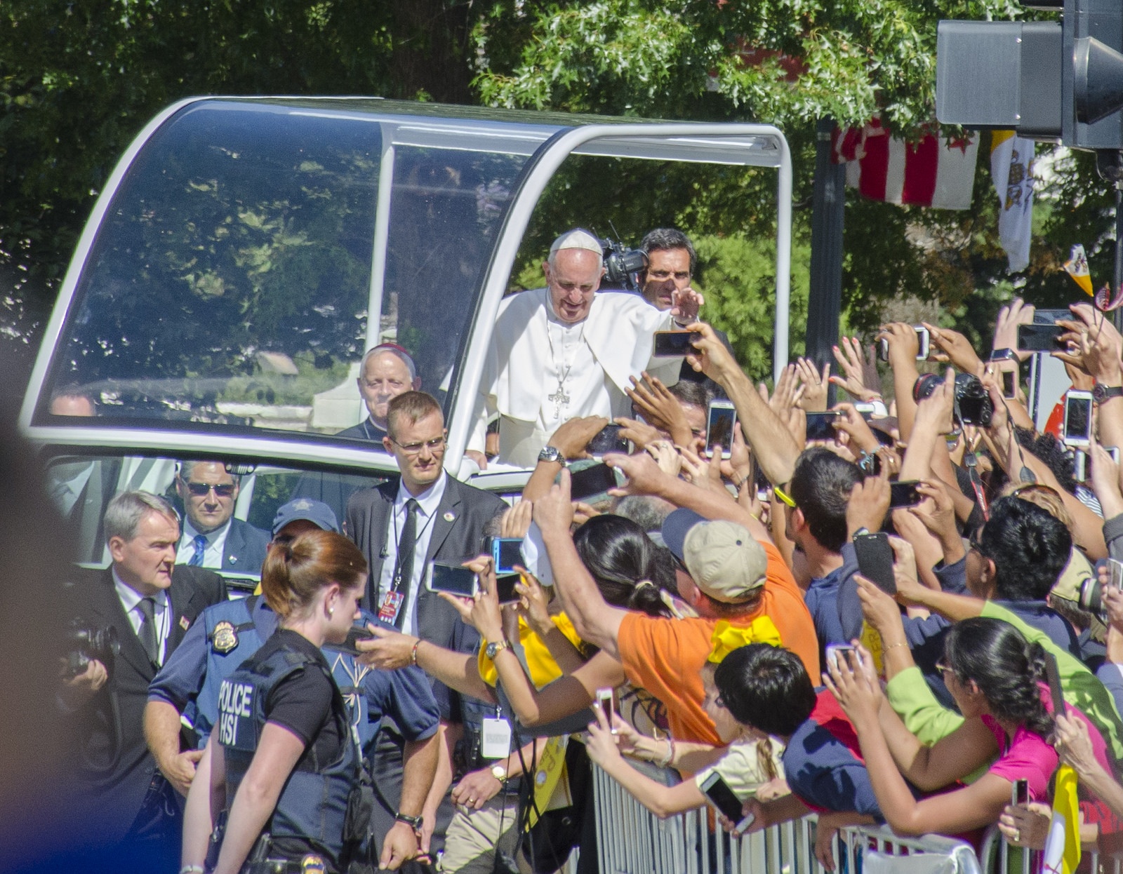 popes-arrival-in-america-greeted-by-a-sea-of-smartphones-image-cultofandroidcomwp-contentuploads20150921646304072_7f298bf6fa_h-jpg