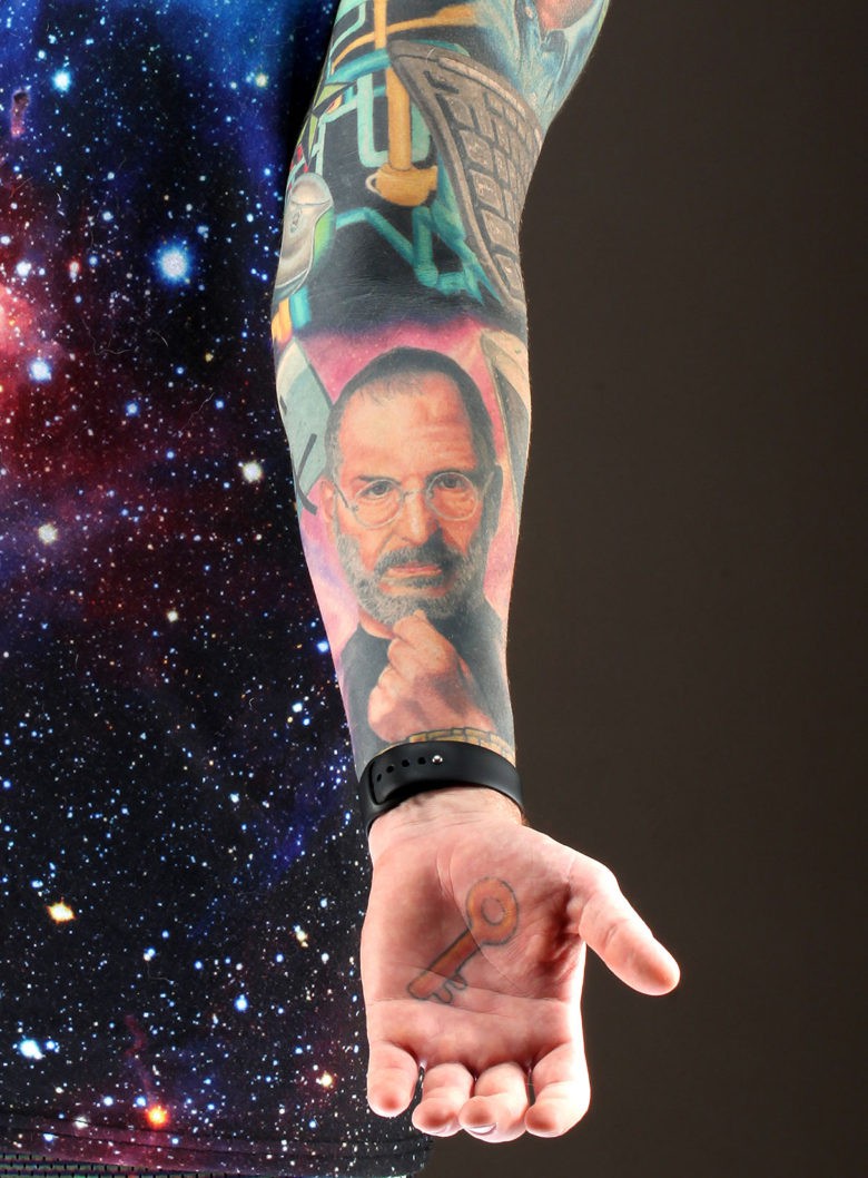 Pollock's tattoo was inspired by the famous Albert Watson photo of Jobs.