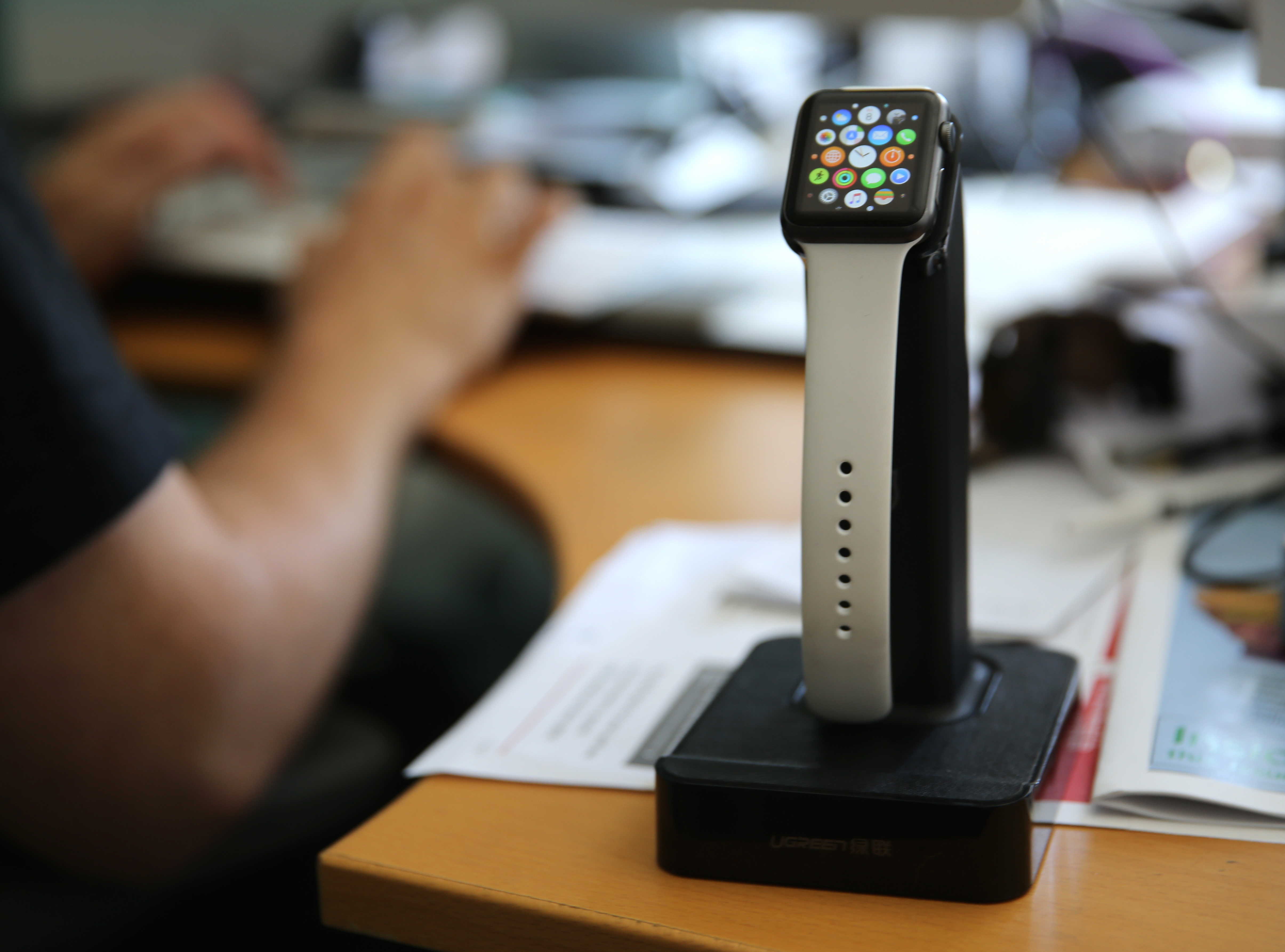 Ugreen's magnetic charging station for the Apple Watch.