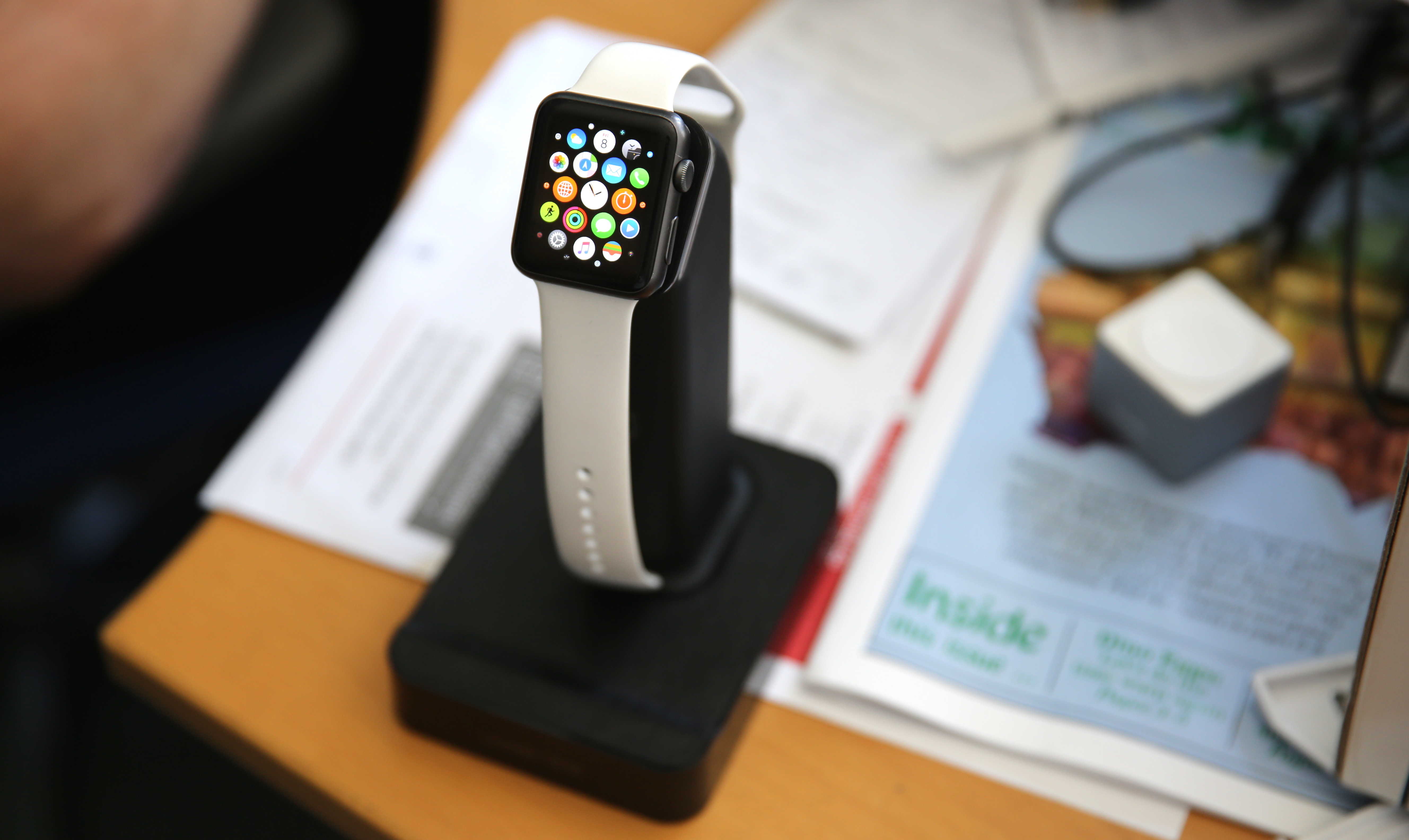 Oddly shaped Apple Watch charger brings joy of video? [Reviews