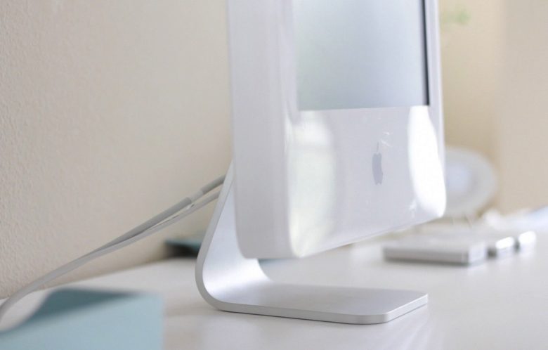 Today in Apple history: iMac G5 rips page from iPod playbook