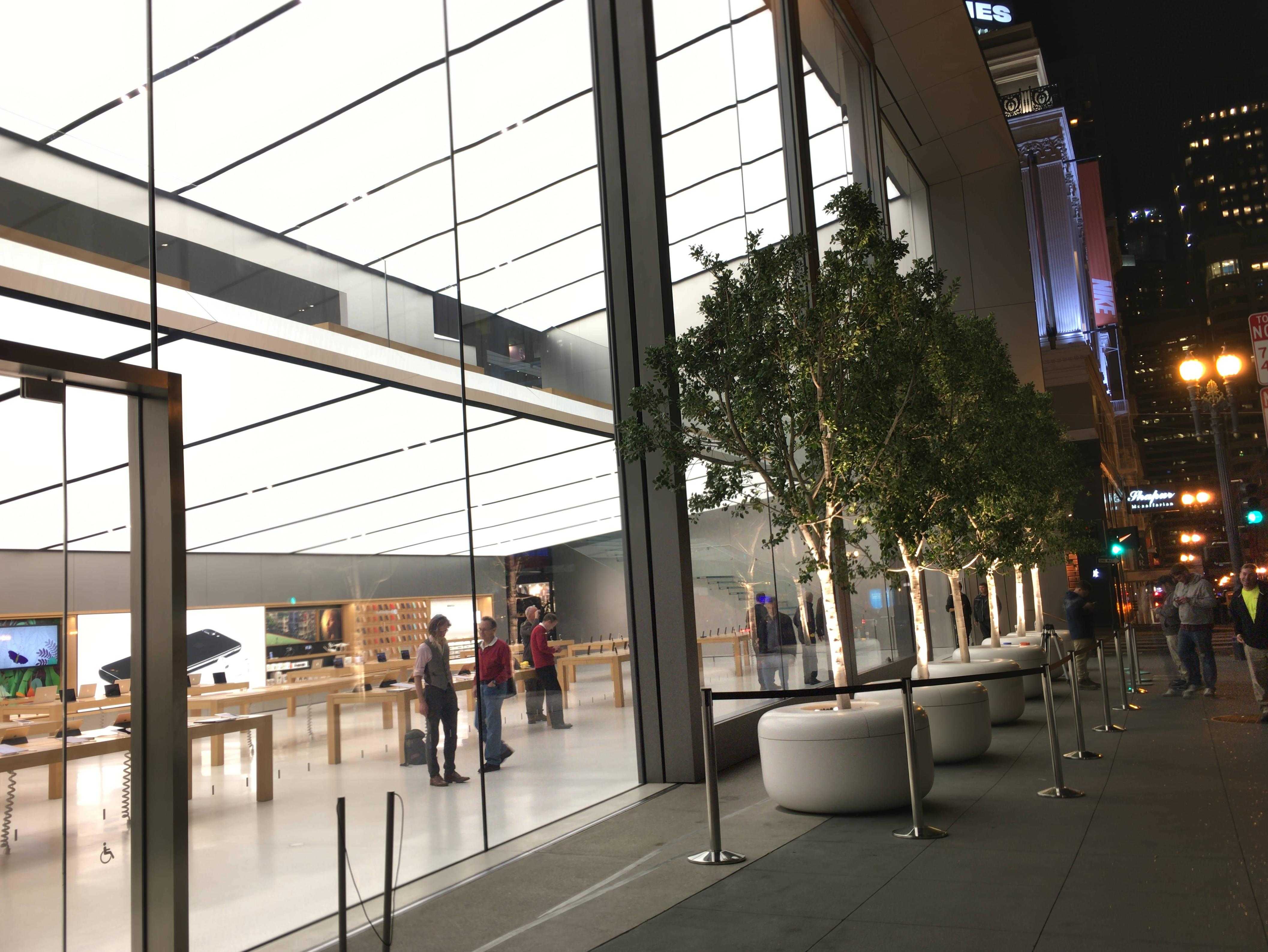 Apple store line dividers suggest new MacBooks will go on sale today