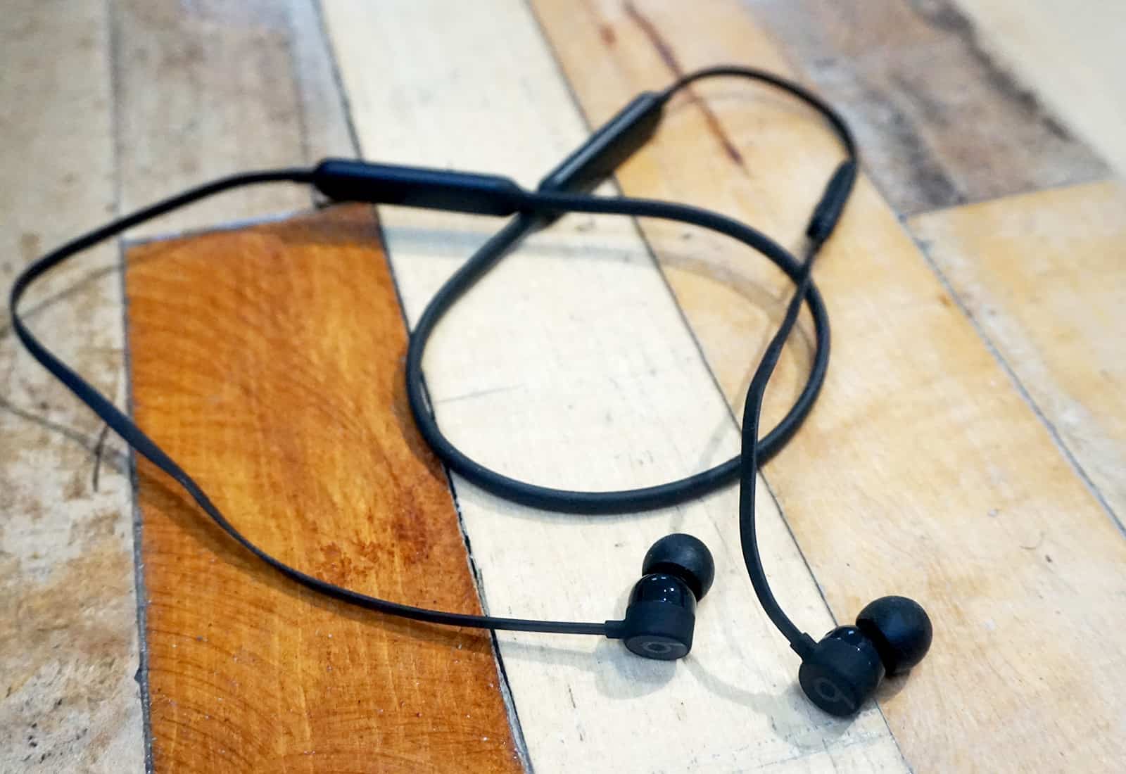 how to connect beats earbuds to iphone