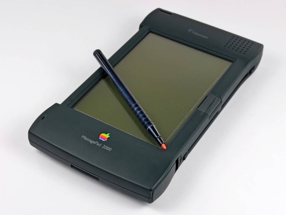 The Newton MessagePad 2000 brought many upgrades to Apple's doomed PDA line.