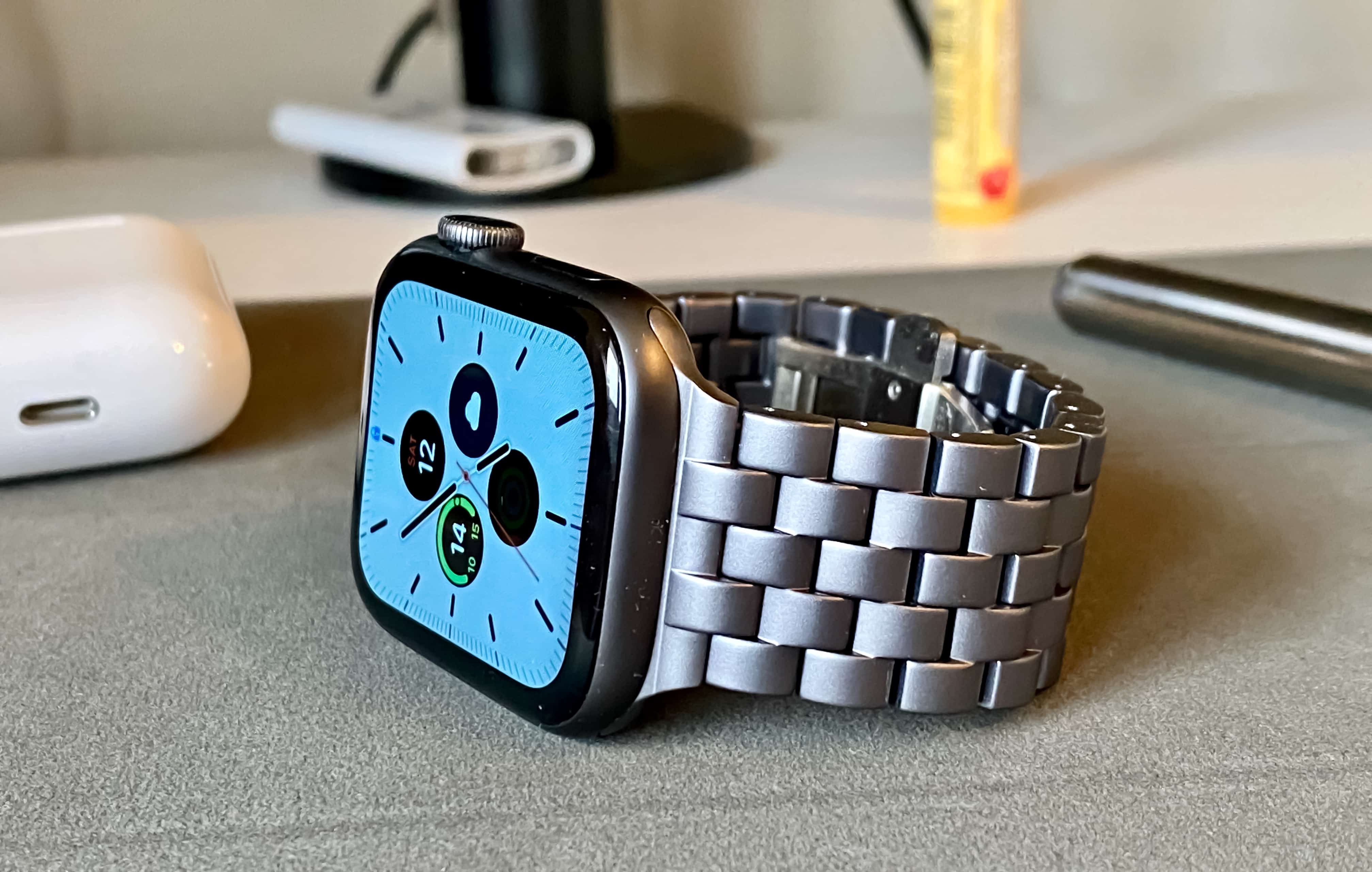Juuk Qrono giveaway: This lightweight aluminum Apple Watch band is machined to perfection.
