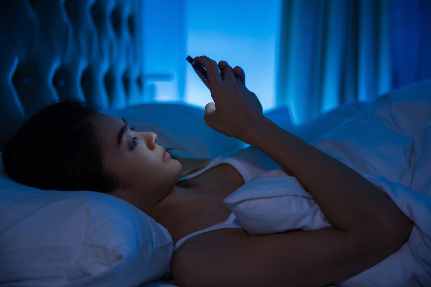 The Night Shift mode on Apple products may not be worth the hype. Using dim, cooler lights in the evening may be more beneficial to our sleep and health.