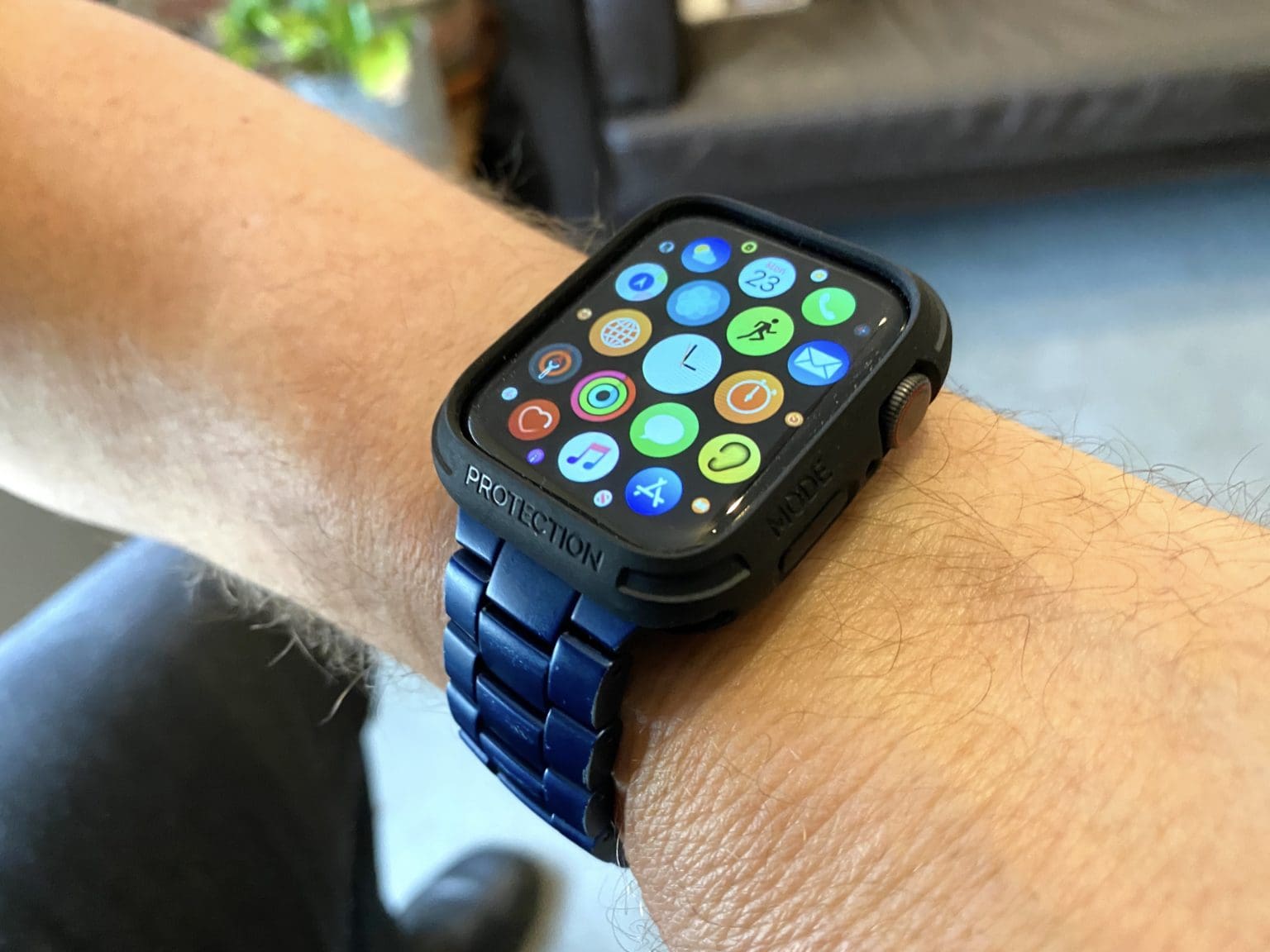 The Elkson Apple Watch bumper case solved a problem that drove me crazy, and it looks good too!