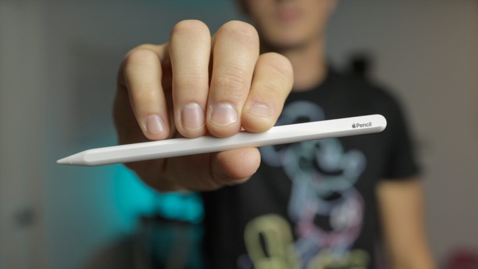 Apple Pencil 2 in Hand