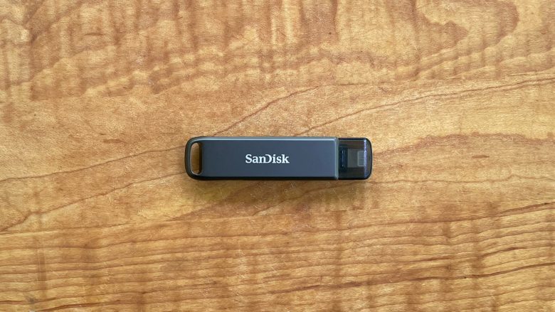 SanDisk iXpand Flash Drive Luxe has a metal casing that makes it more rugged.