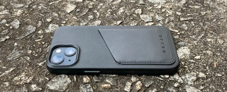 Mujjo Full Leather Wallet Case for iPhone 13 looks great and is so useful.